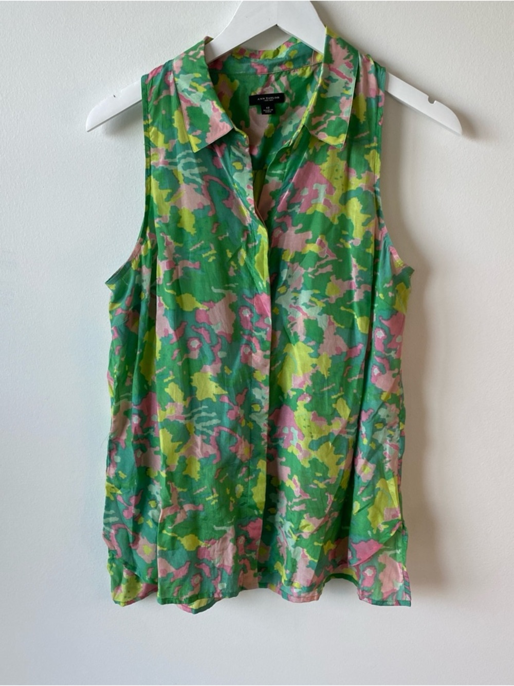 Ann Taylor Green & Pink‎ Camouflage Floral Sleeveless Collared Shell